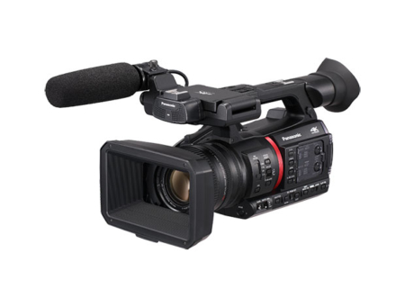 Schwarze, professionelle Videokamera mit Mikrofon von vorne